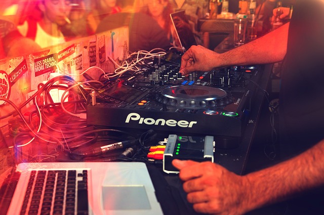 Essentiële dj-gereedschappen: draaitafels, mixers, software en koptelefoons onder de loep